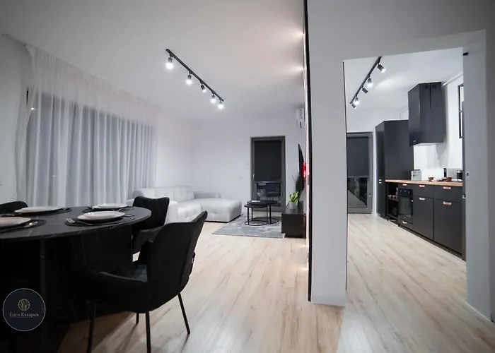 Executive 2Br Apartment With Fast Wi-Fi & Wraparound Balcony Near Promenada Mall