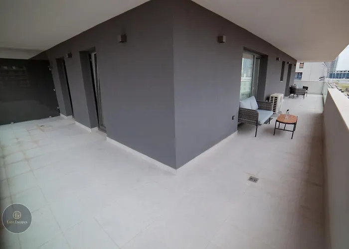 Executive 2Br Apartment With Fast Wi-Fi & Wraparound Balcony Near Promenada Mall