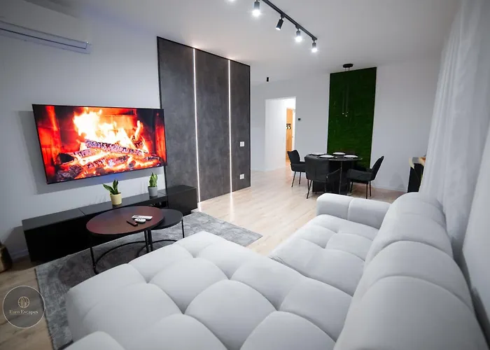 Executive 2Br Apartment With Fast Wi-Fi & Wraparound Balcony Near Promenada Mall