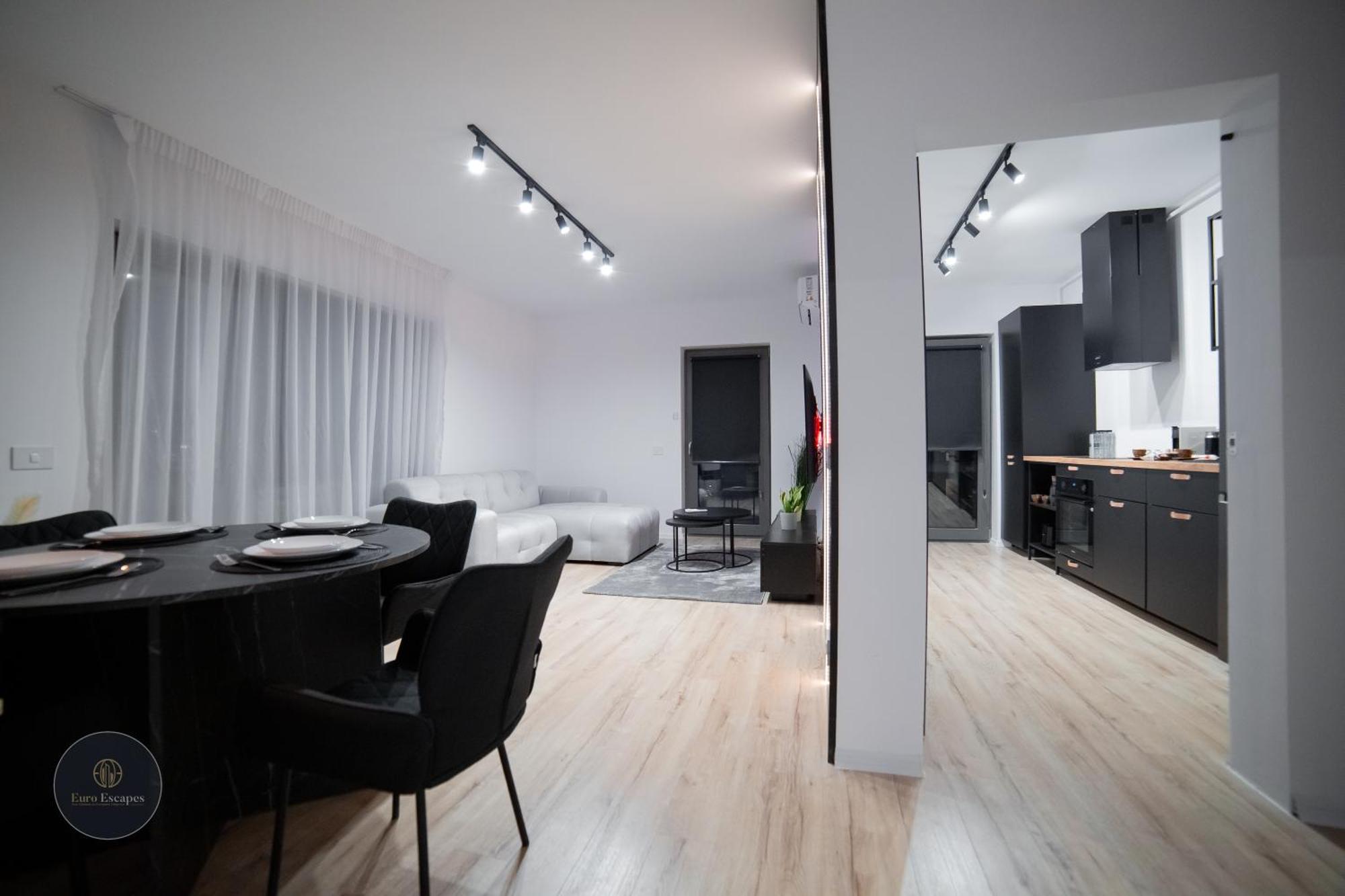Executive 2Br Apartment With Fast Wi-Fi & Wraparound Balcony Near Promenada Mall *