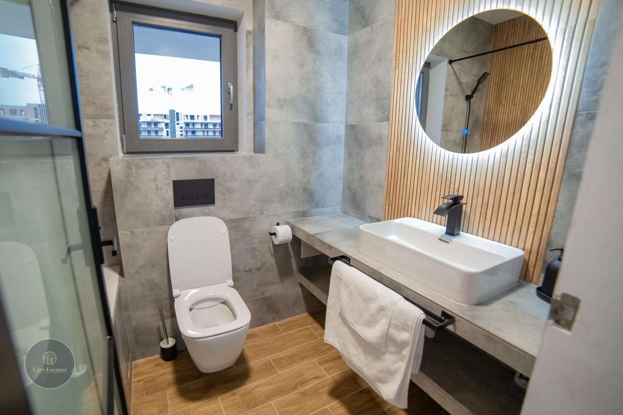 Executive 2Br Apartment With Fast Wi-Fi & Wraparound Balcony Near Promenada Mall Apartment *