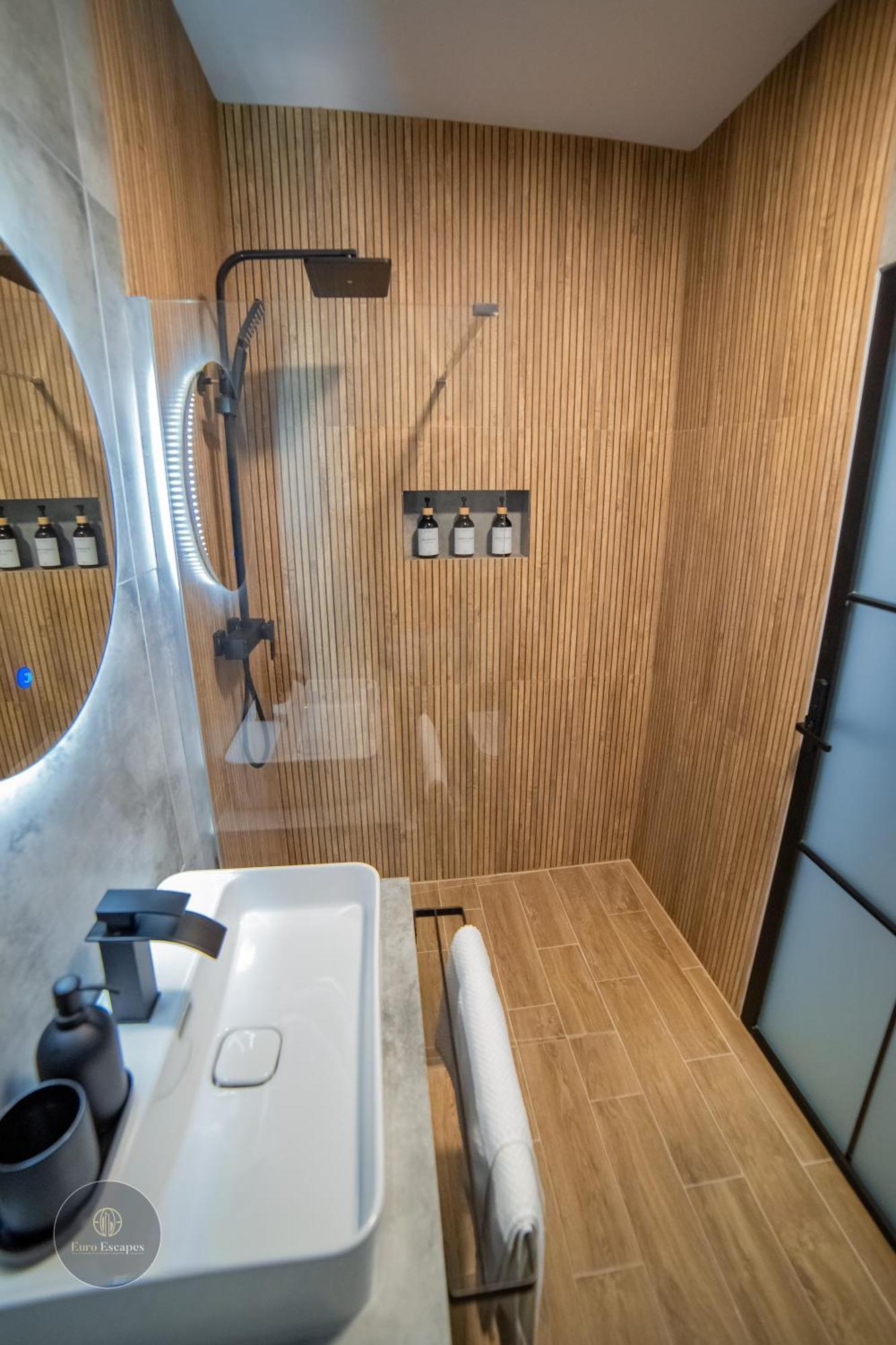 Apartment Executive 2Br Apartment With Fast Wi-Fi & Wraparound Balcony Near Promenada Mall