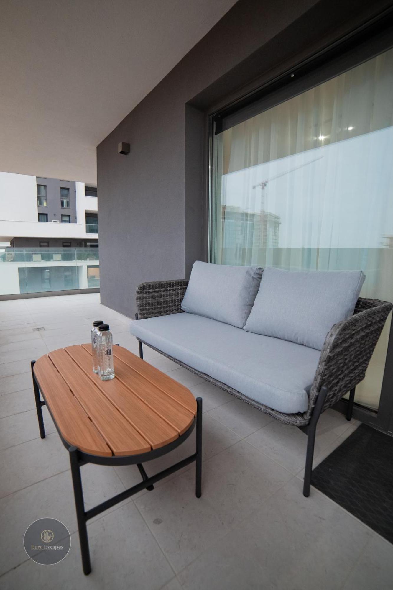 Executive 2Br Apartment With Fast Wi-Fi & Wraparound Balcony Near Promenada Mall Apartamento *