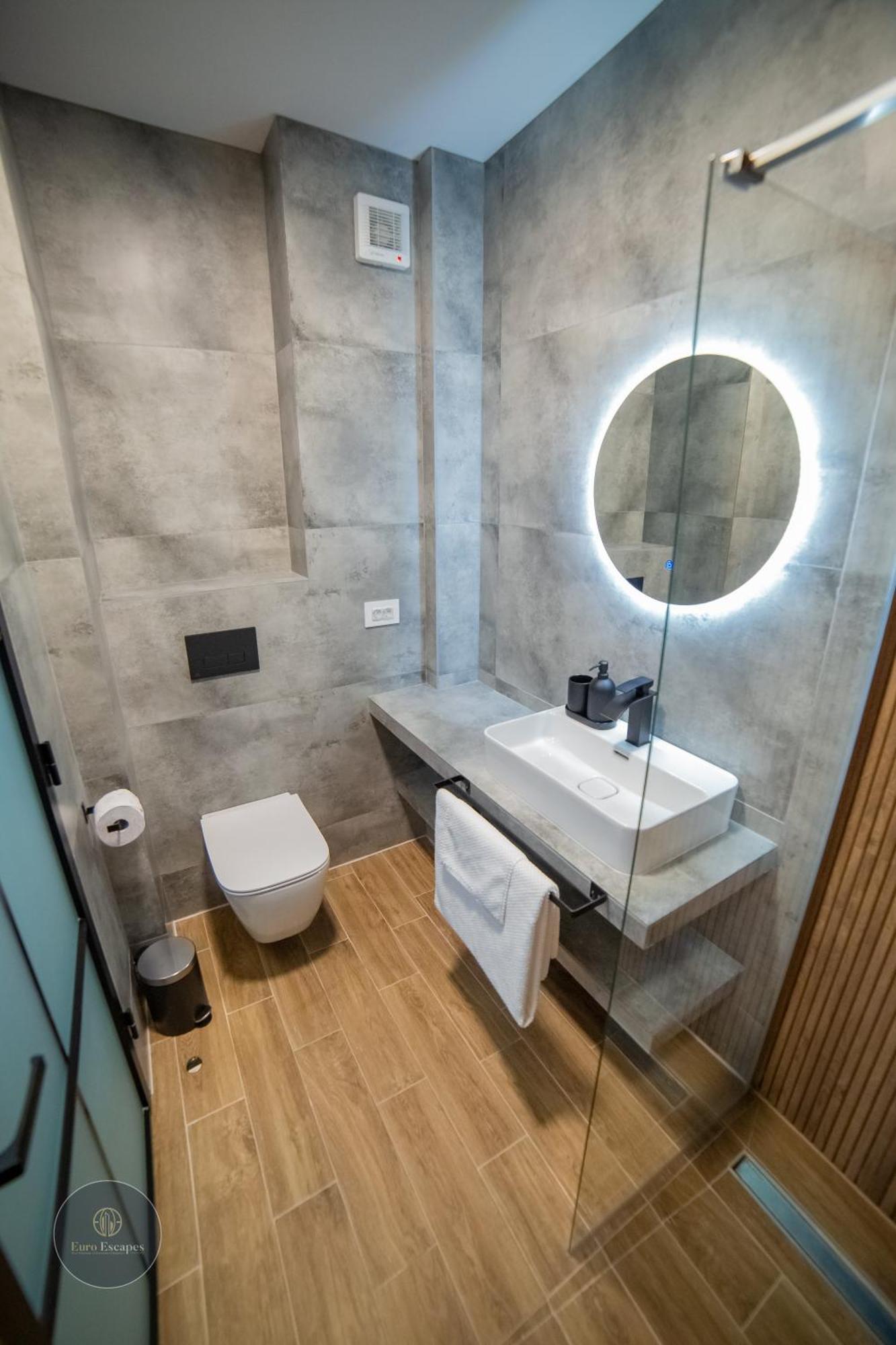 Executive 2Br Apartment With Fast Wi-Fi & Wraparound Balcony Near Promenada Mall *