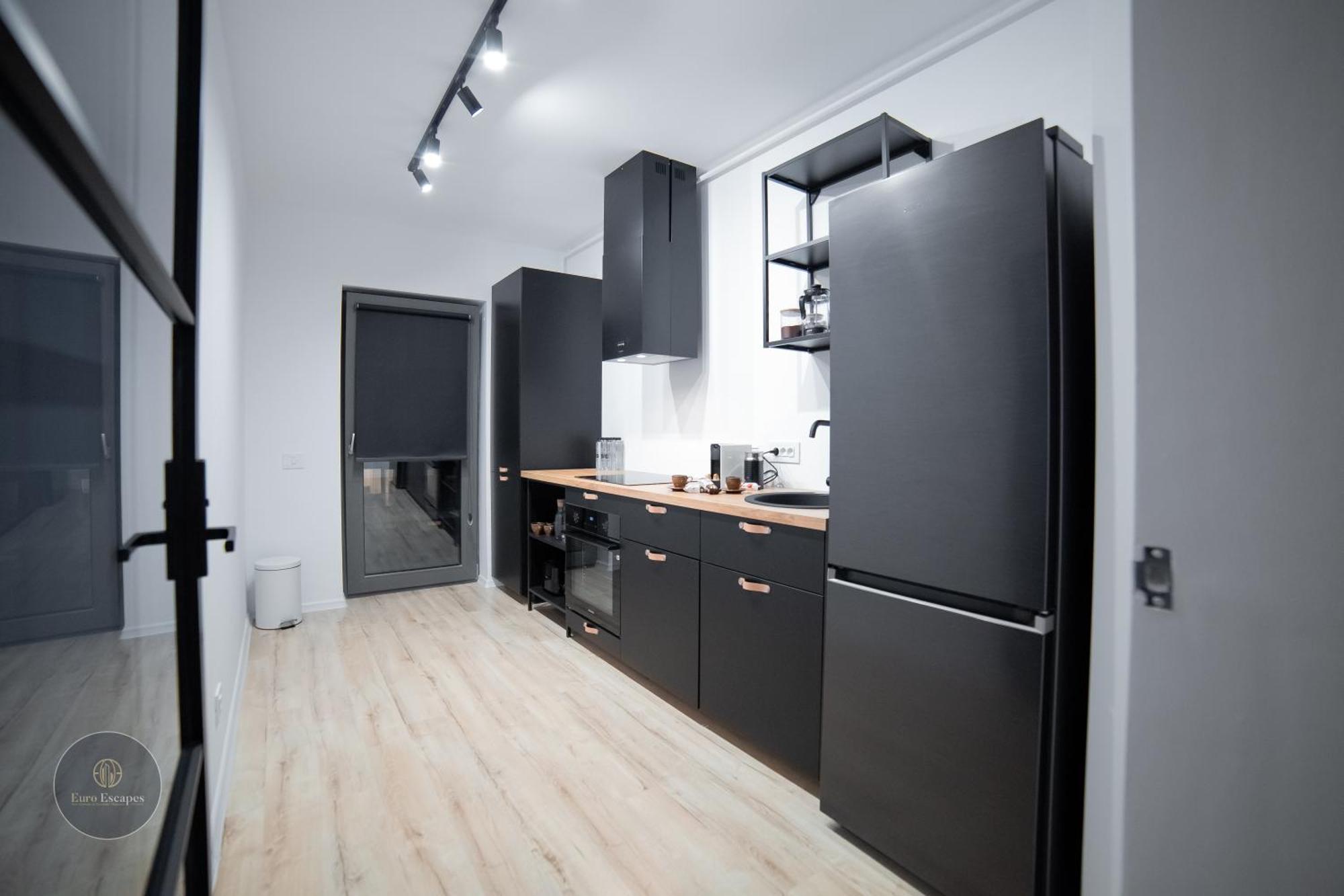 Executive 2Br Apartment With Fast Wi-Fi & Wraparound Balcony Near Promenada Mall