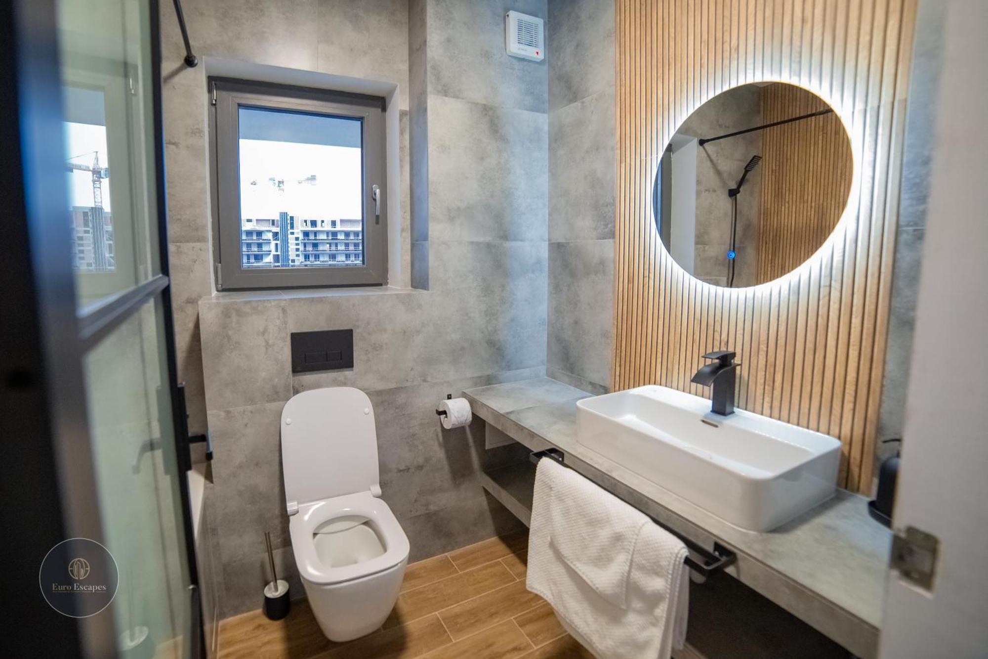 Executive 2Br Apartment With Fast Wi-Fi & Wraparound Balcony Near Promenada Mall Apartment