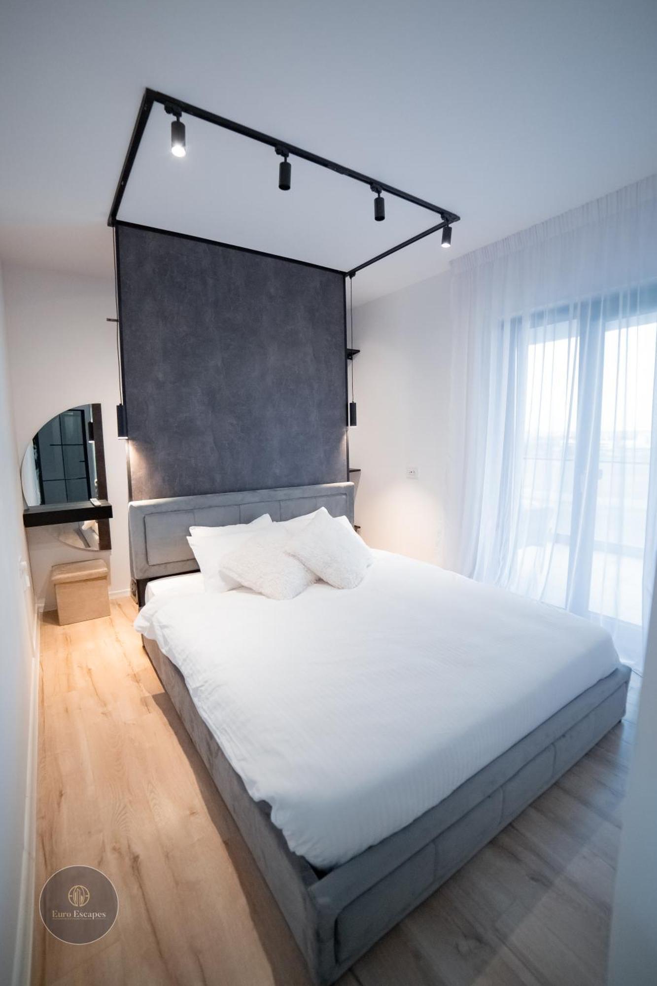 Executive 2Br Apartment With Fast Wi-Fi & Wraparound Balcony Near Promenada Mall *