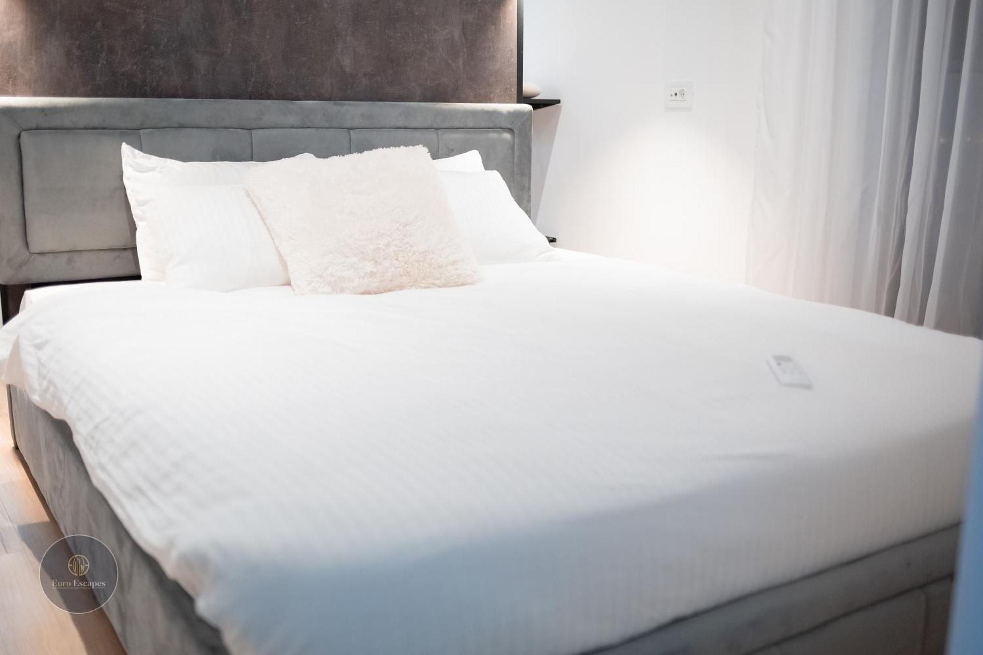 Executive 2Br Apartment With Fast Wi-Fi & Wraparound Balcony Near Promenada Mall Apartamento