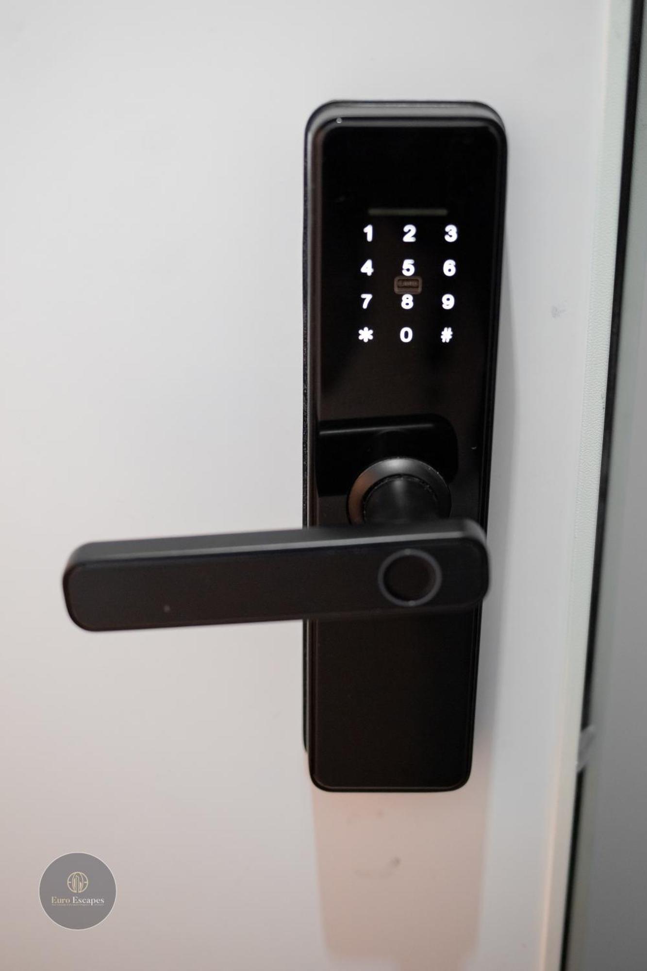 Apartment Executive 2Br Apartment With Fast Wi-Fi & Wraparound Balcony Near Promenada Mall *