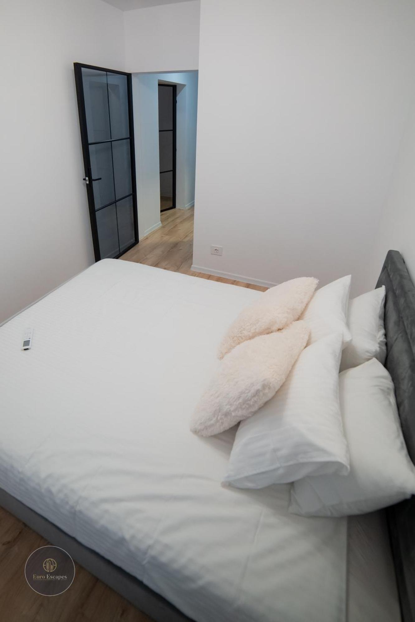 Apartment Executive 2Br Apartment With Fast Wi-Fi & Wraparound Balcony Near Promenada Mall *