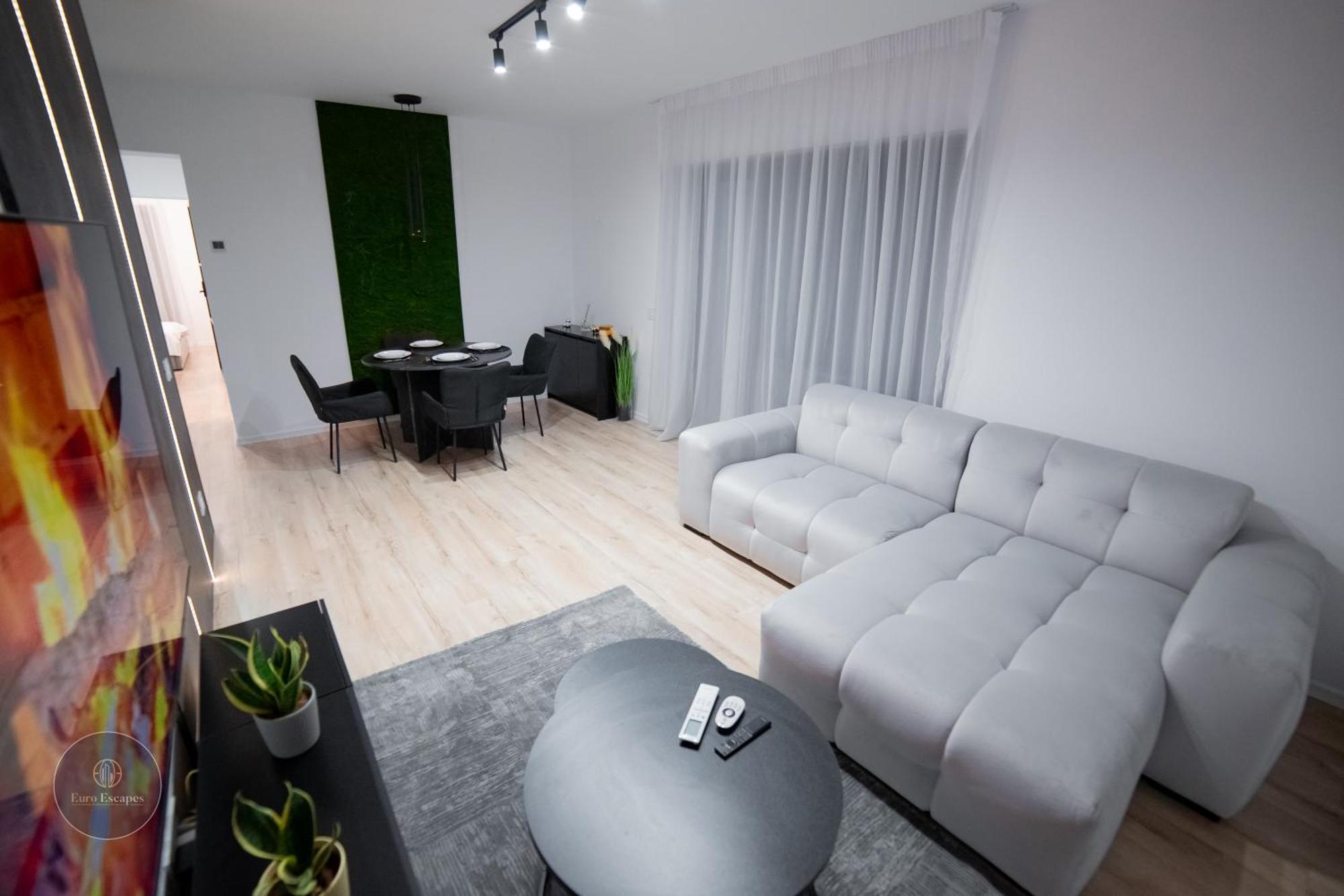 Executive 2Br Apartment With Fast Wi-Fi & Wraparound Balcony Near Promenada Mall *