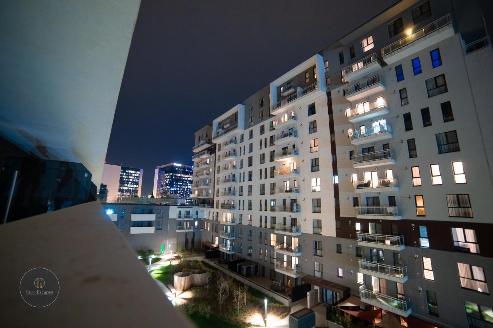 Executive 2Br Apartment With Fast Wi-Fi & Wraparound Balcony Near Promenada Mall