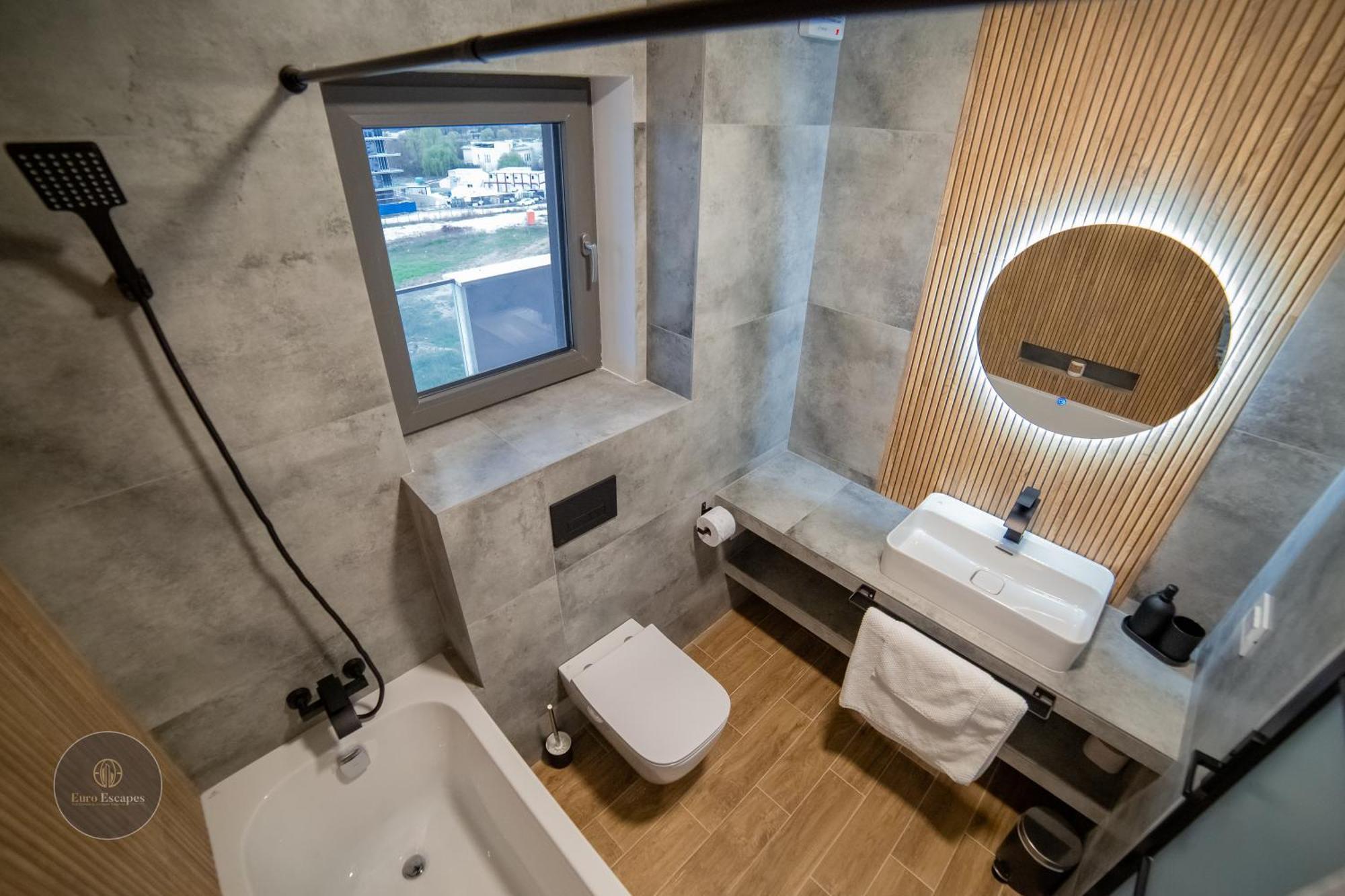 Executive 2Br Apartment With Fast Wi-Fi & Wraparound Balcony Near Promenada Mall דירה