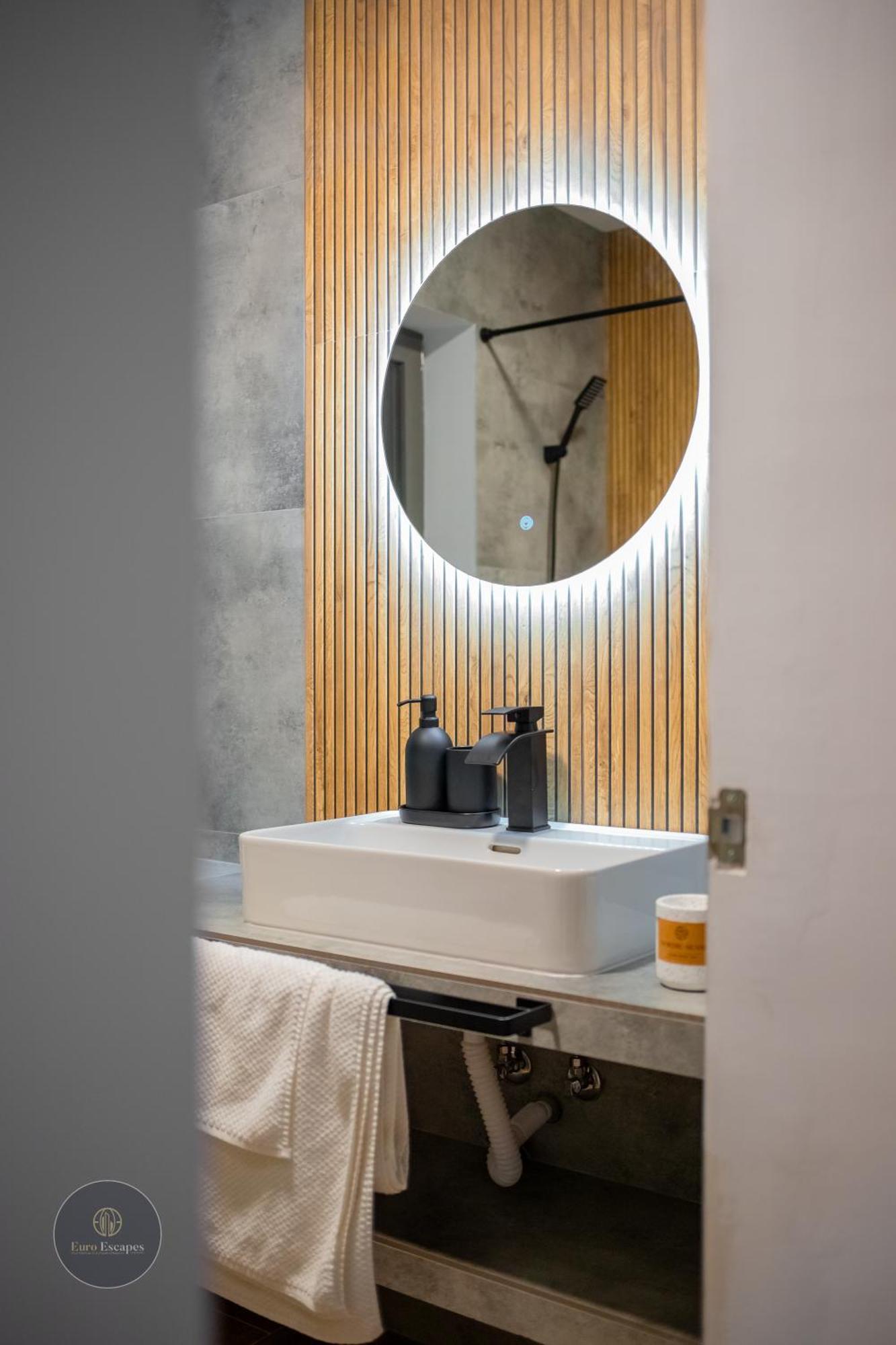דירה Executive 2Br Apartment With Fast Wi-Fi & Wraparound Balcony Near Promenada Mall *