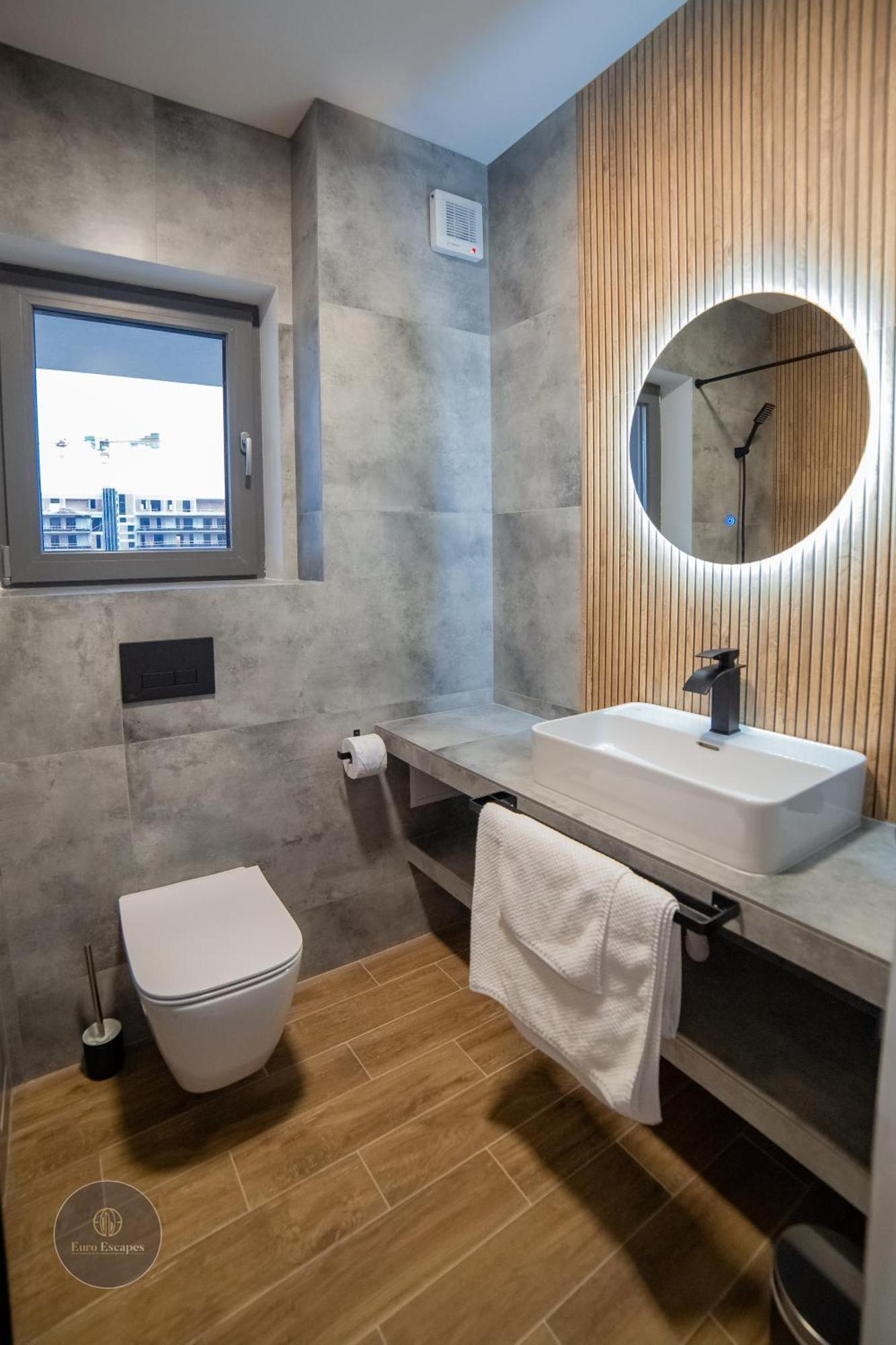 דירה Executive 2Br Apartment With Fast Wi-Fi & Wraparound Balcony Near Promenada Mall *